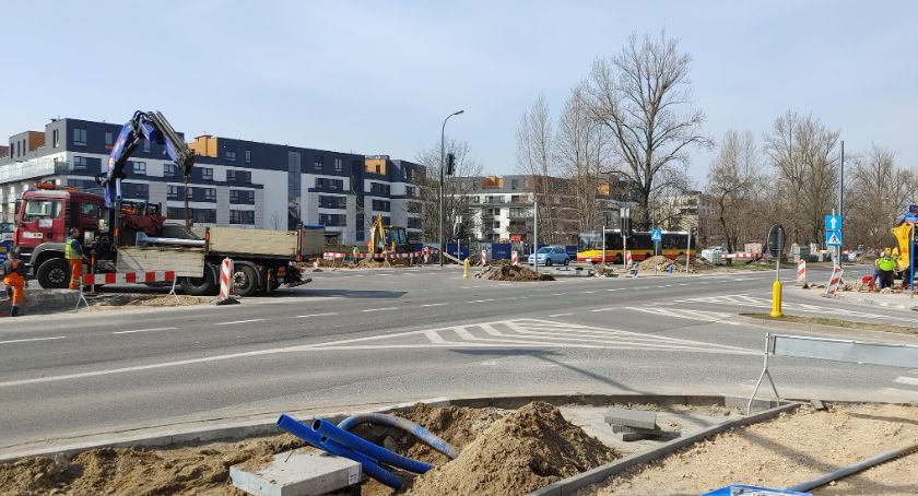 Jak idzie przebudowa skrzyżowania al. Wilanowskiej z Kosiarzy? 