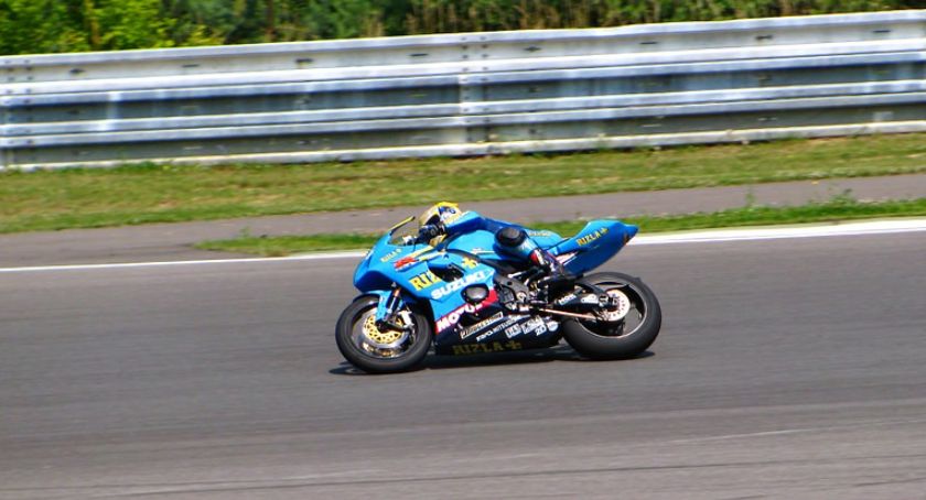 Człowiek jadący na motocyklu