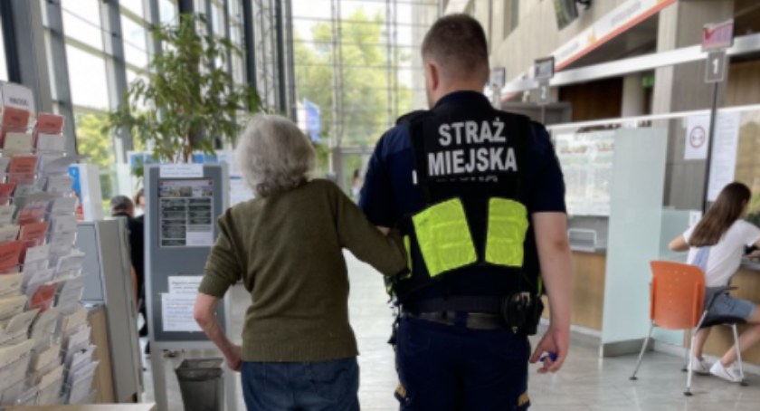 Strażnik miejski z kobietą