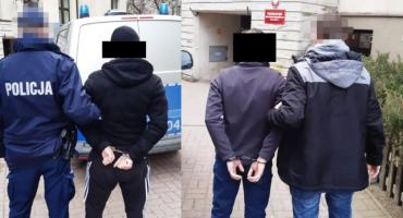 Zaatakowali bezbronną kobietę, po czym ją okradli 